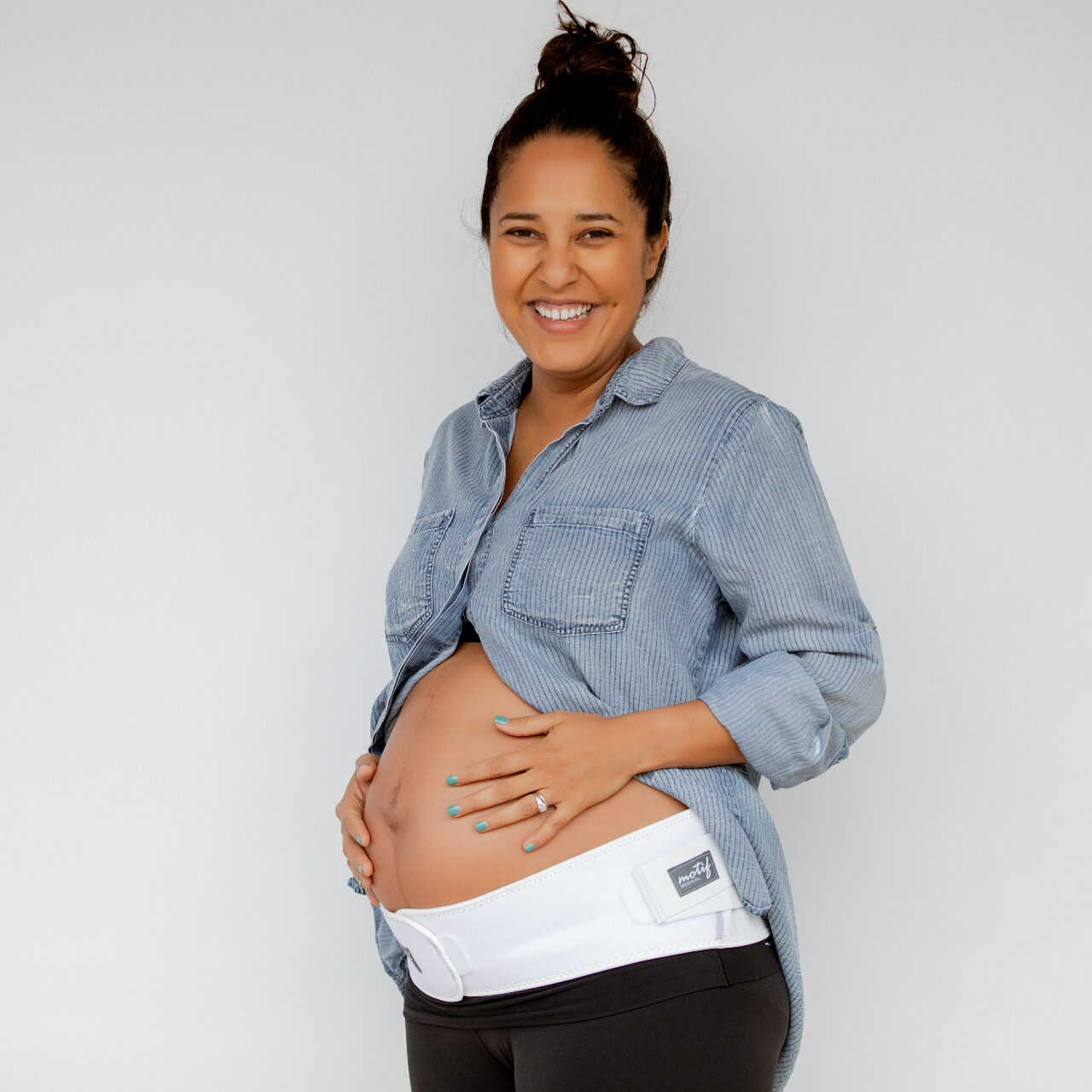 pregnant-woman-maternity-support-CdWzgTl8